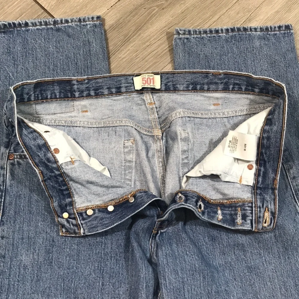 Levi’s 501 Preshrunk Light Wash Straight Leg Jeans ‎ Size 38x32